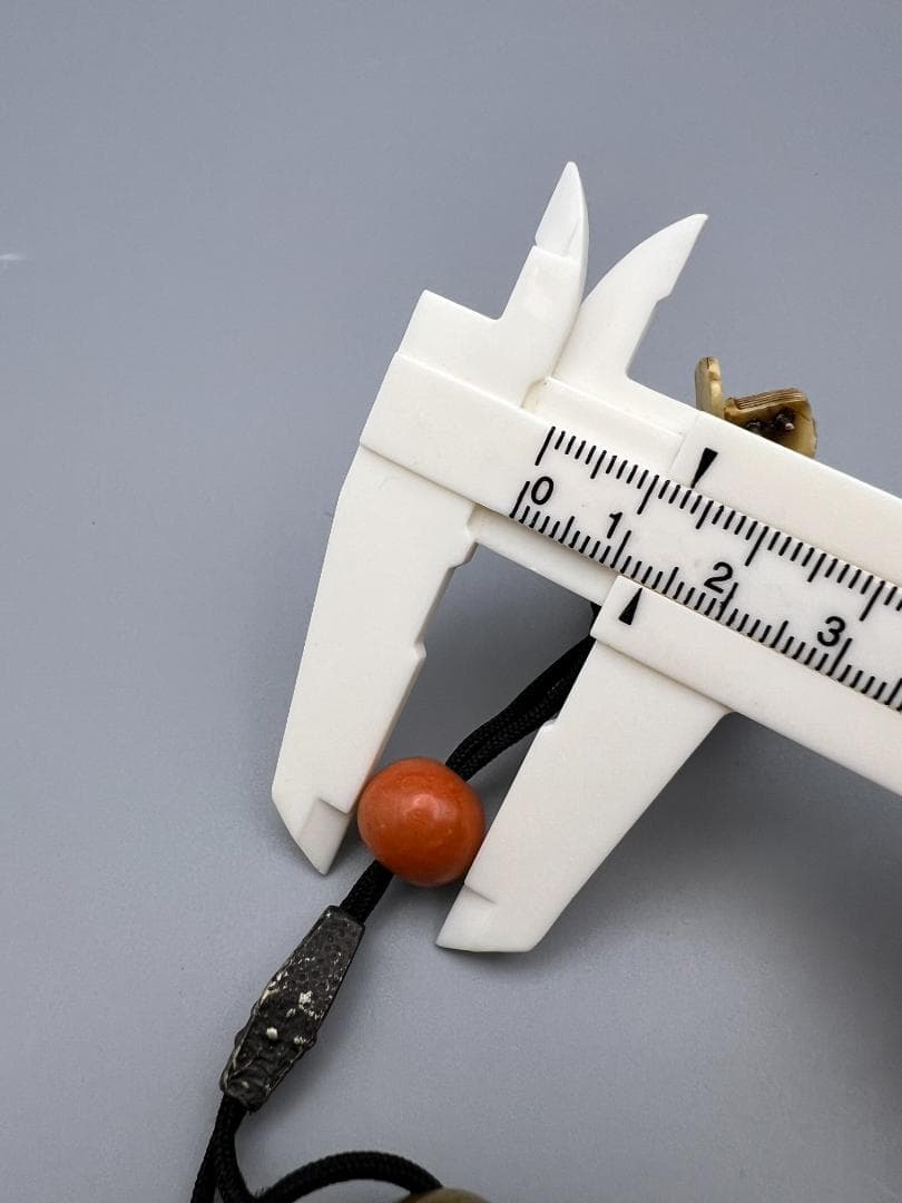 蒔絵三段印籠 在銘 花草蒔絵 金梨地 珊瑚翡翠真珠象嵌 牙根付 本珊瑚 緒締