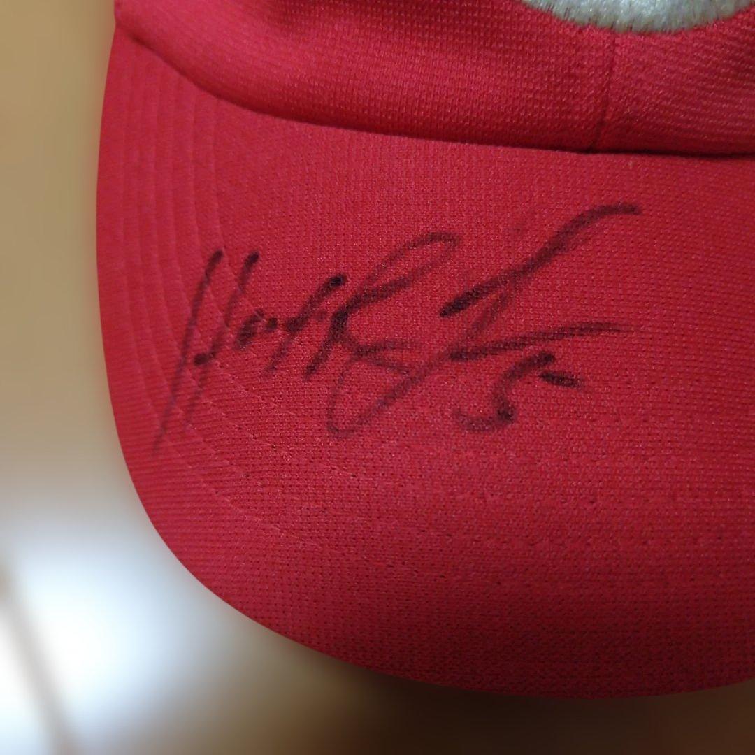 赤いキャップ Cのロゴ サイン付き