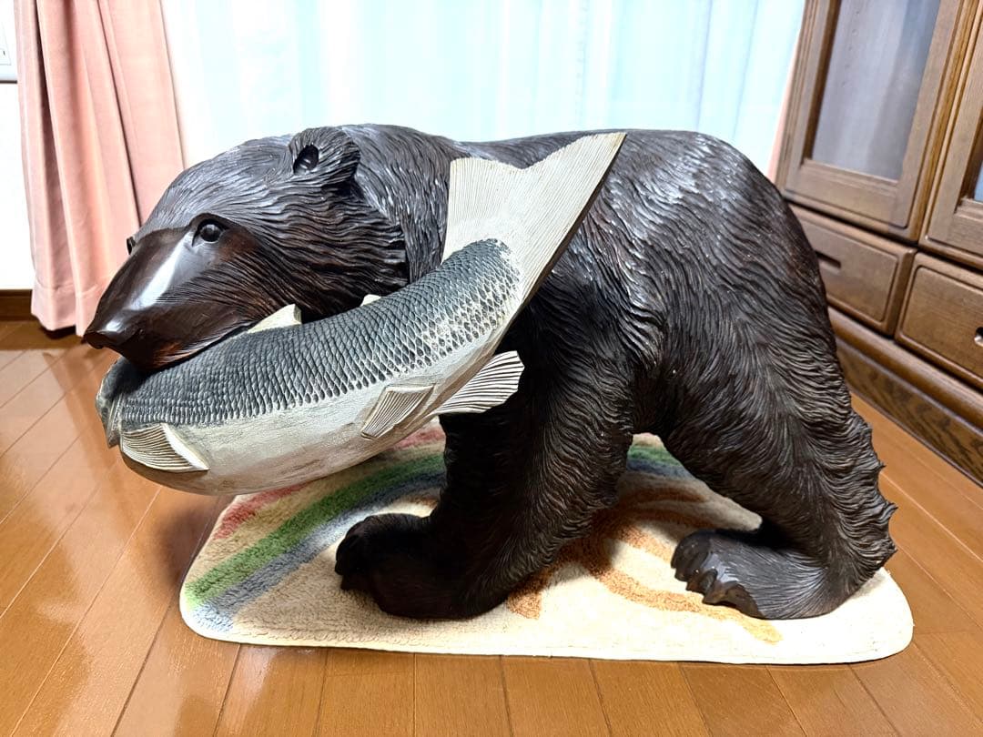 木製クマの魚持ち装飾品　特大サイズ
