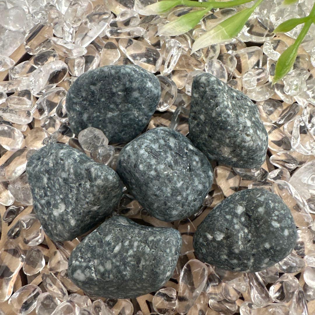 【自然の丸み 遠野霊石】 にぎり石6個｜6つそろって生まれるコロコロ波動