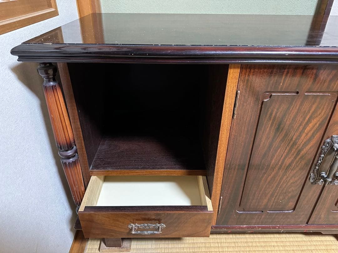 昭和レトロな高級ヴィンテージ・キャビネット。木目と質感が魅力です。（金庫つき）