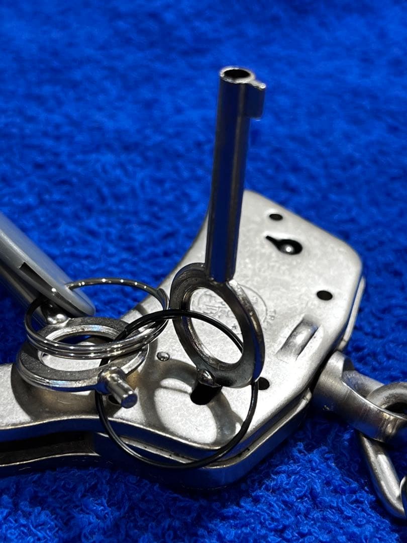 ☆ 最終値引 ☆ 米国 S＆W社 手錠 ( おそらくM 100 型 ？？ )