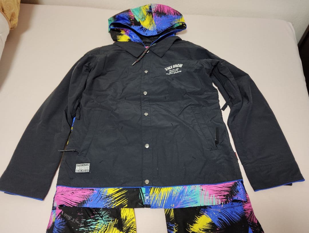 カラフルなスノーボードウェア上下