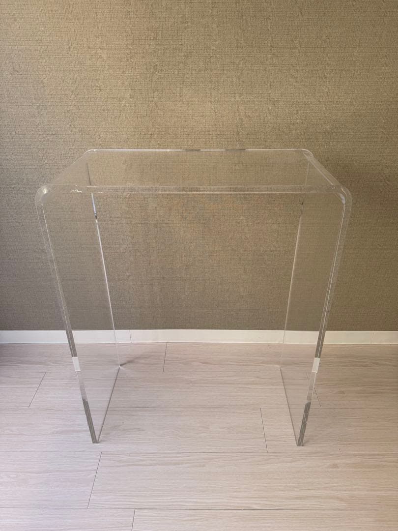 透明なアクリル製の長方形テーブル