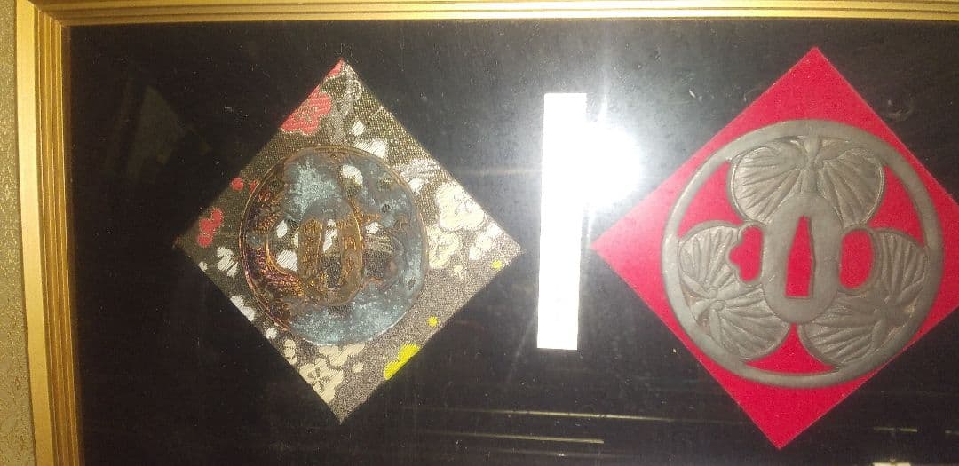 信玄印美術工芸品【模造品刀剣鐔等々】中古大型額緑入れ　（１24X48㎝)希少品。