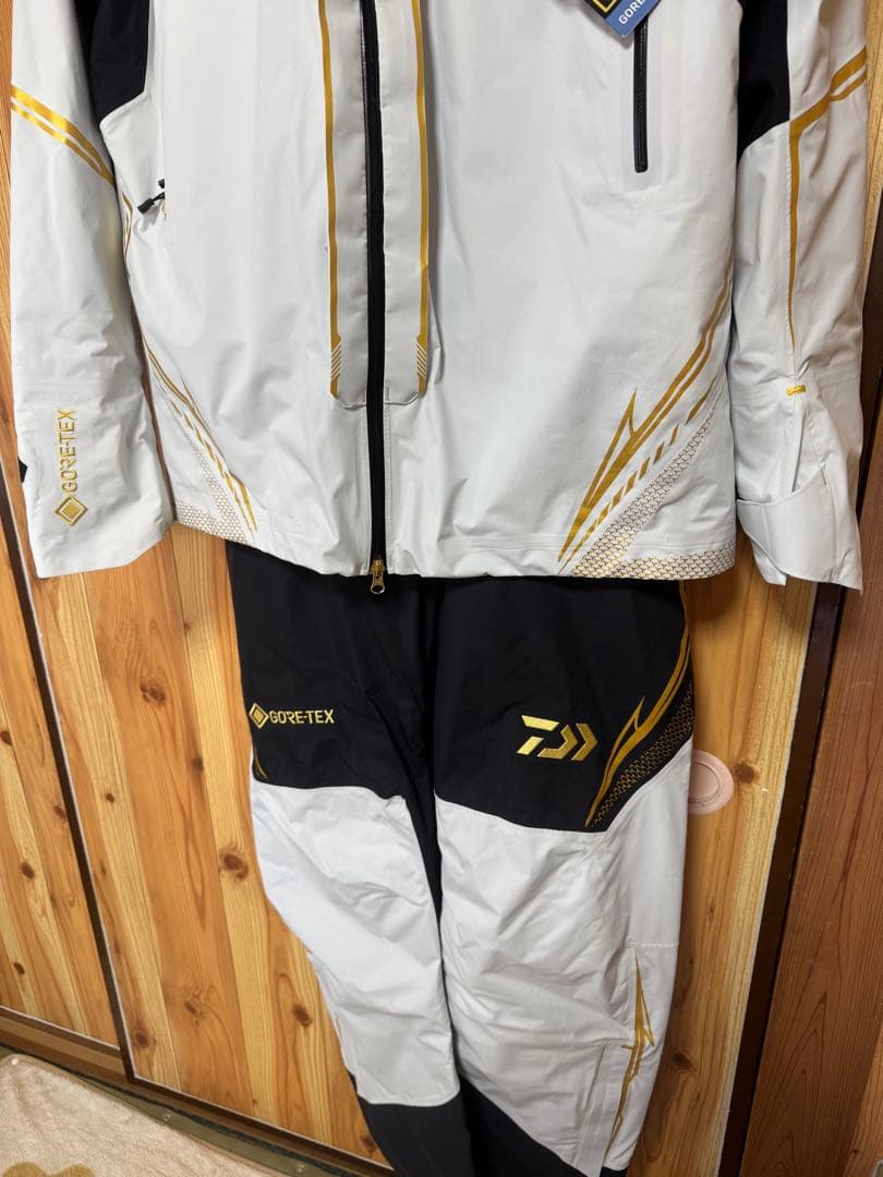 ダイワ　トーナメントゴアテックス　フィッシングスーツ　上下　DW-1022T 白
