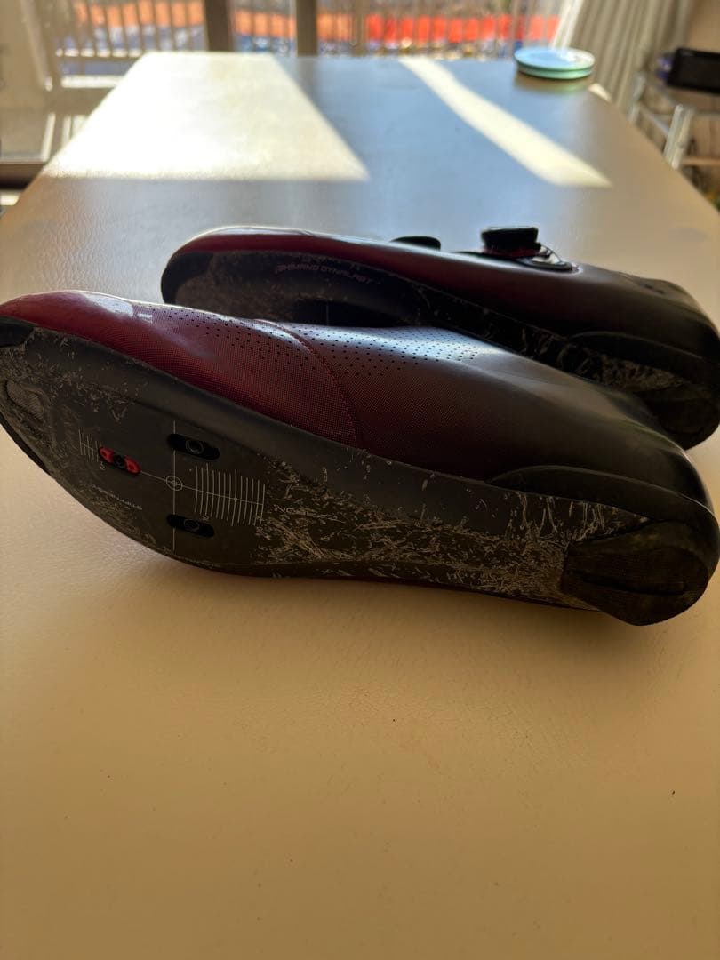 美品のシマノRC701 44Eのワイドサイズ　赤から黒色　インソールは新品です。