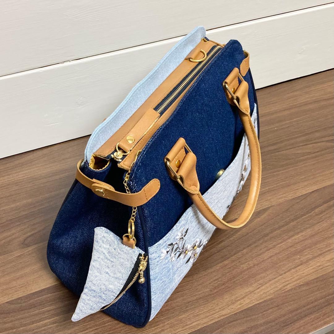 デニムリメイク　本革　2wayハンドバッグ　底板底鋲　刺繍花柄　no.1