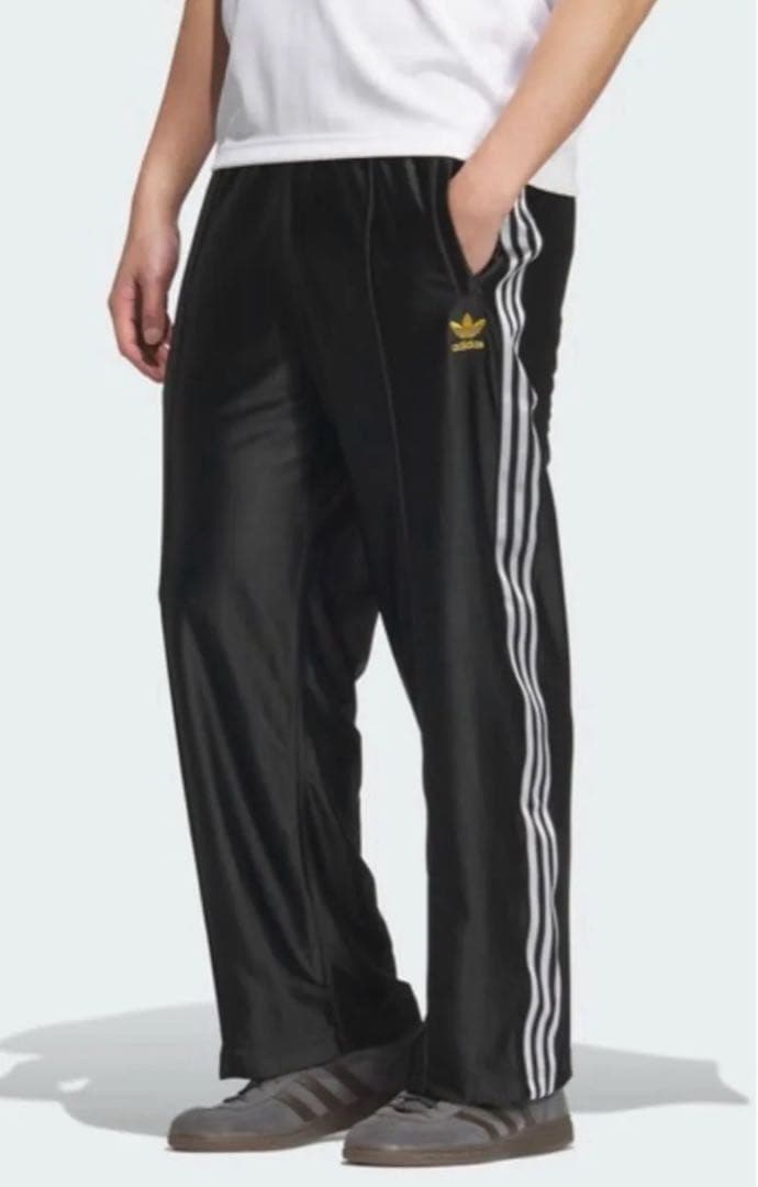 adidas ストライプ ブラックジャージパンツ