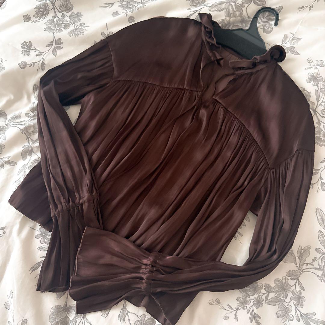 アニュアンス ネックフリルギャザーブラウス ブラウン サテンブラウス