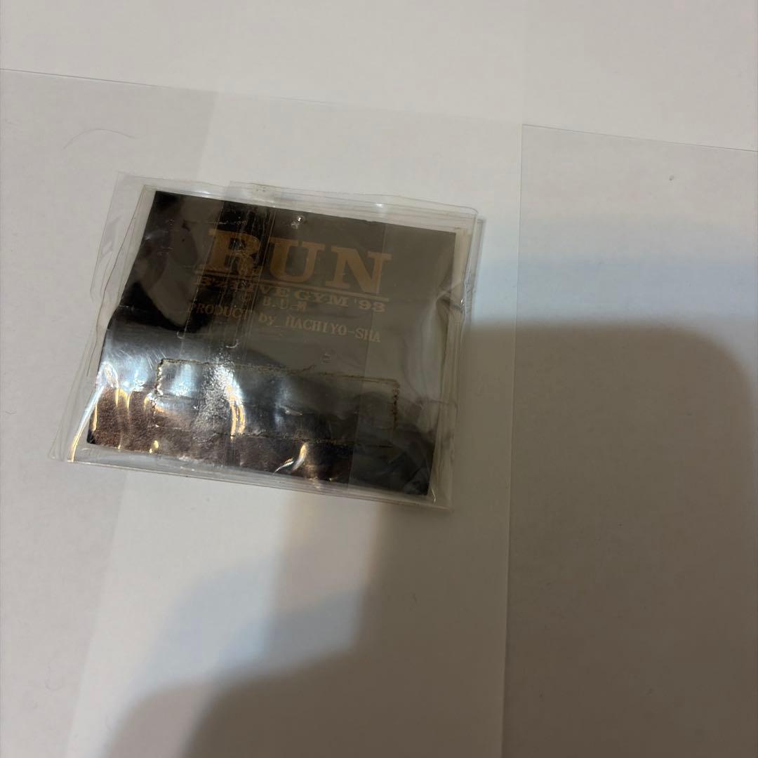 b'z ￼LIVE GYM93 RUN ピンバッチ