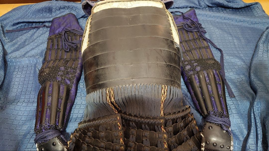 【最終値下げ】甲冑　等身大　濃紺糸威伊予素懸二枚胴具足　五三桐