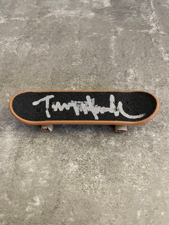Tony Hawkのサイン入り指スケボー フィンガーボード