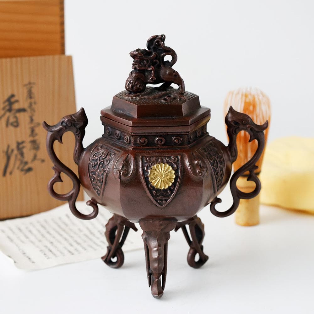 瑞峰堂 栄翠作 御下賜品 六角象耳菖蒲文 銅製香炉 十六菊金象嵌 共箱 黄布 栞
