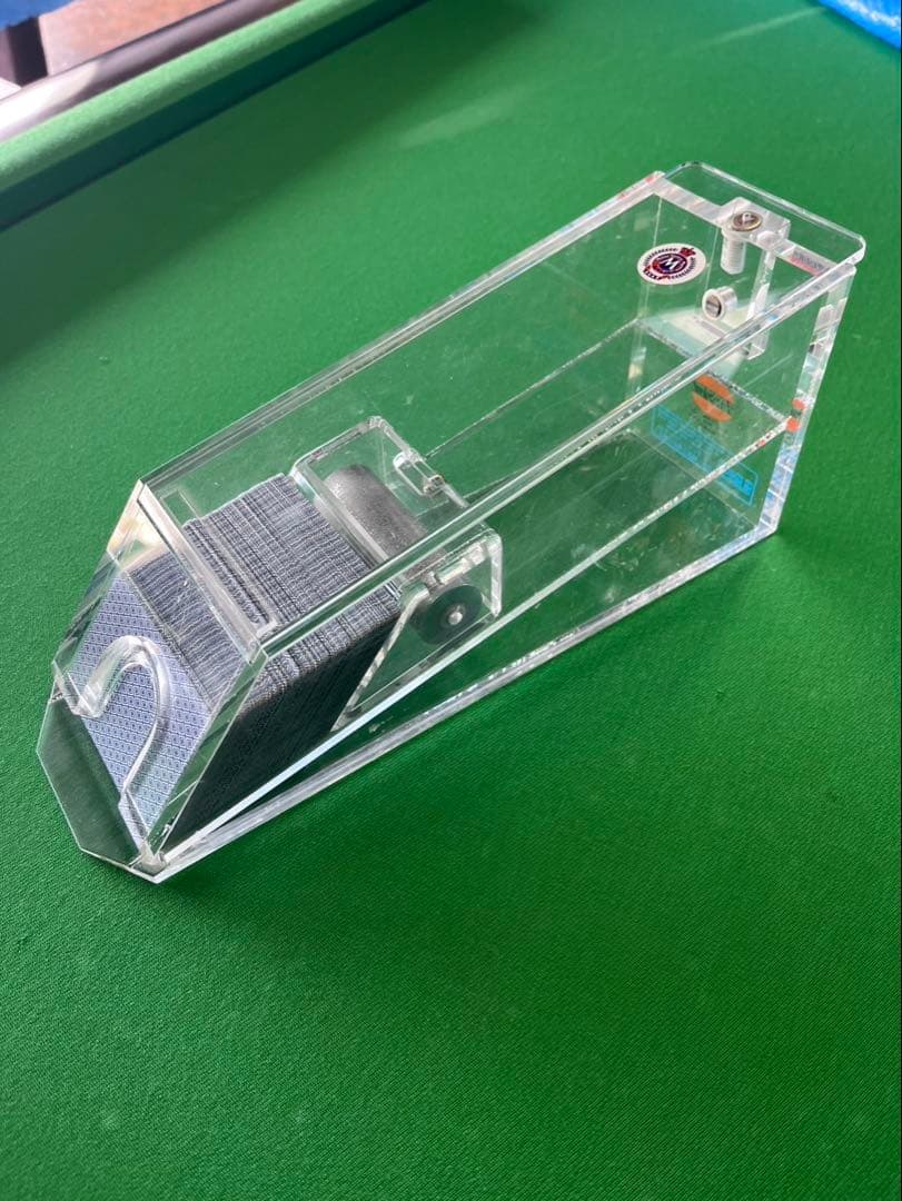 自動カードシャフラー 透明アクリル製 Mのロゴ付き