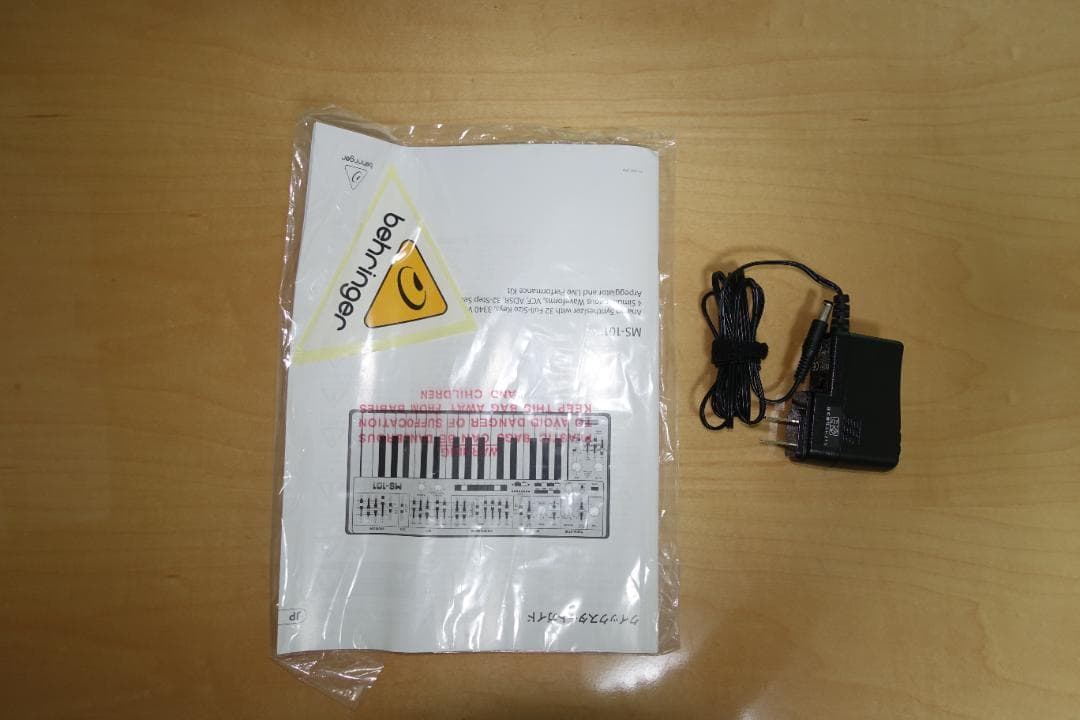 BEHRINGER MS-101 アナログシンセサイザー レッド 37鍵