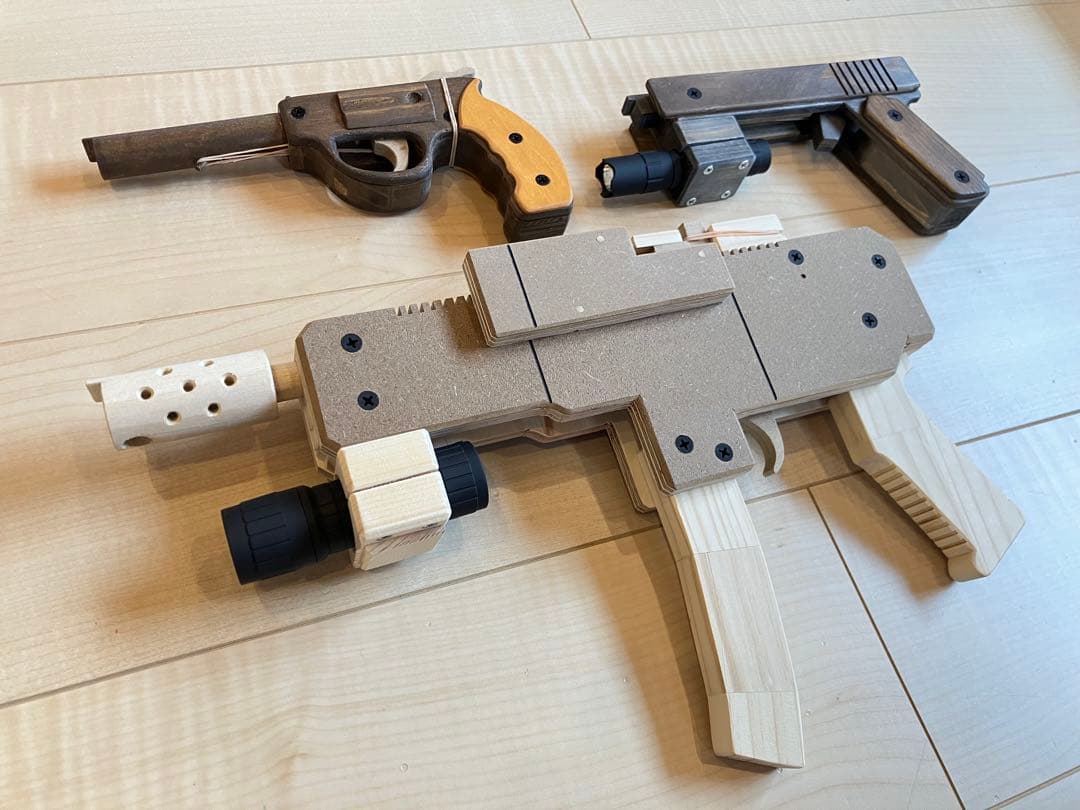 木製トイガン 3点セット　リボルバー　ベレッタ　マシンガン　ゴム鉄砲　おもちゃ