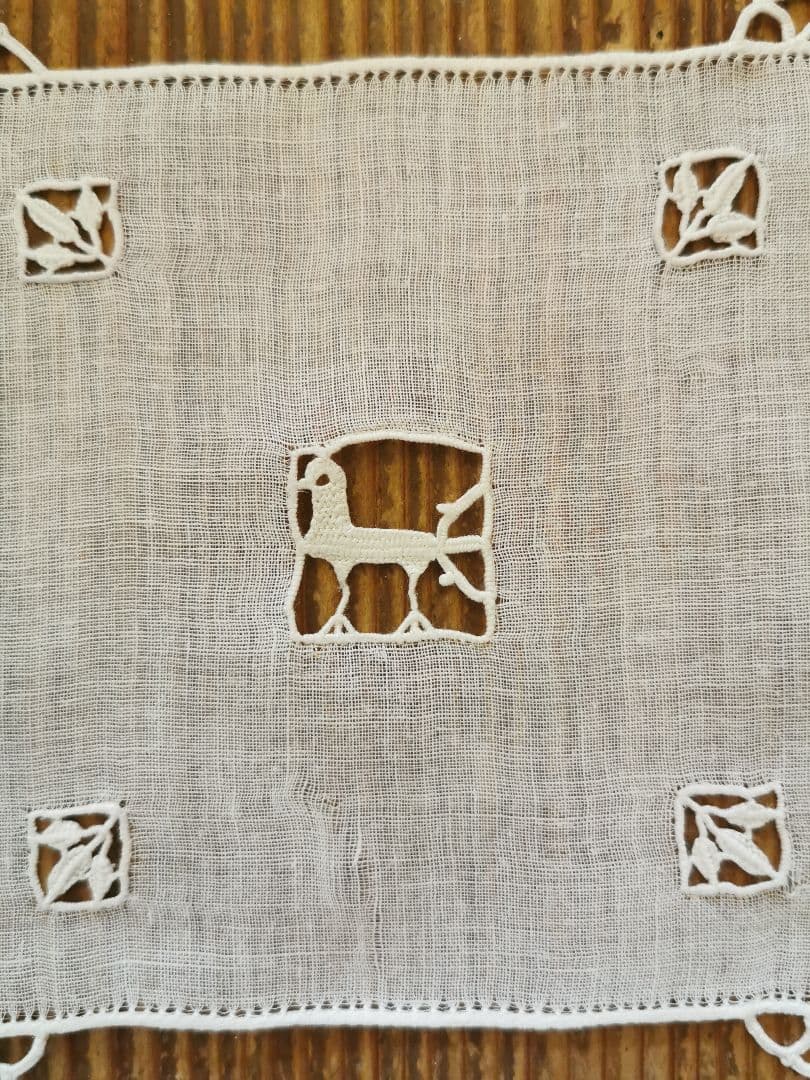 アンティーク レティシアレース刺繍 鳥と三つ葉のニードルワーク リネンドイリー