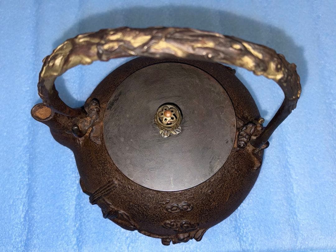 ◆『亀文堂 日本梅泉 花透かし摘銅蓋 象嵌時代鉄瓶』