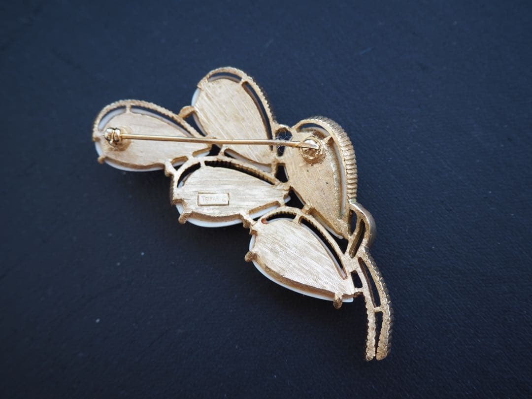 希少 TRIFARI ミルクガラス ブローチ ゴールドカラー ホワイト 艶