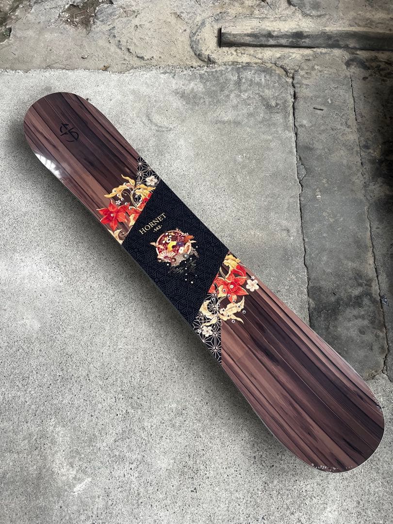 25-26 Crooja hornet 142 グラトリボード