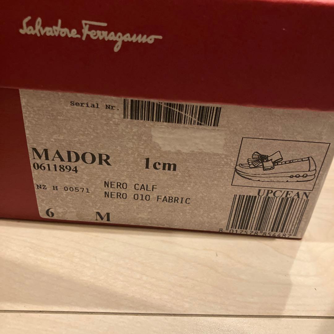 フェラガモ タッセルレザースリッポンローファー　靴袋付き MADOR 6