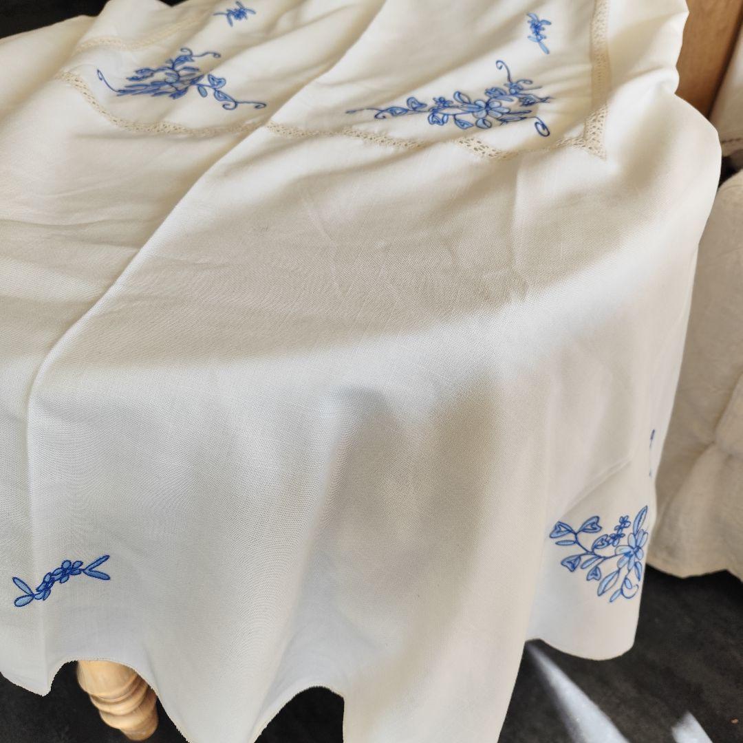 青糸の花柄刺繍　大判オーバル　混紡リネン　テーブルクロス