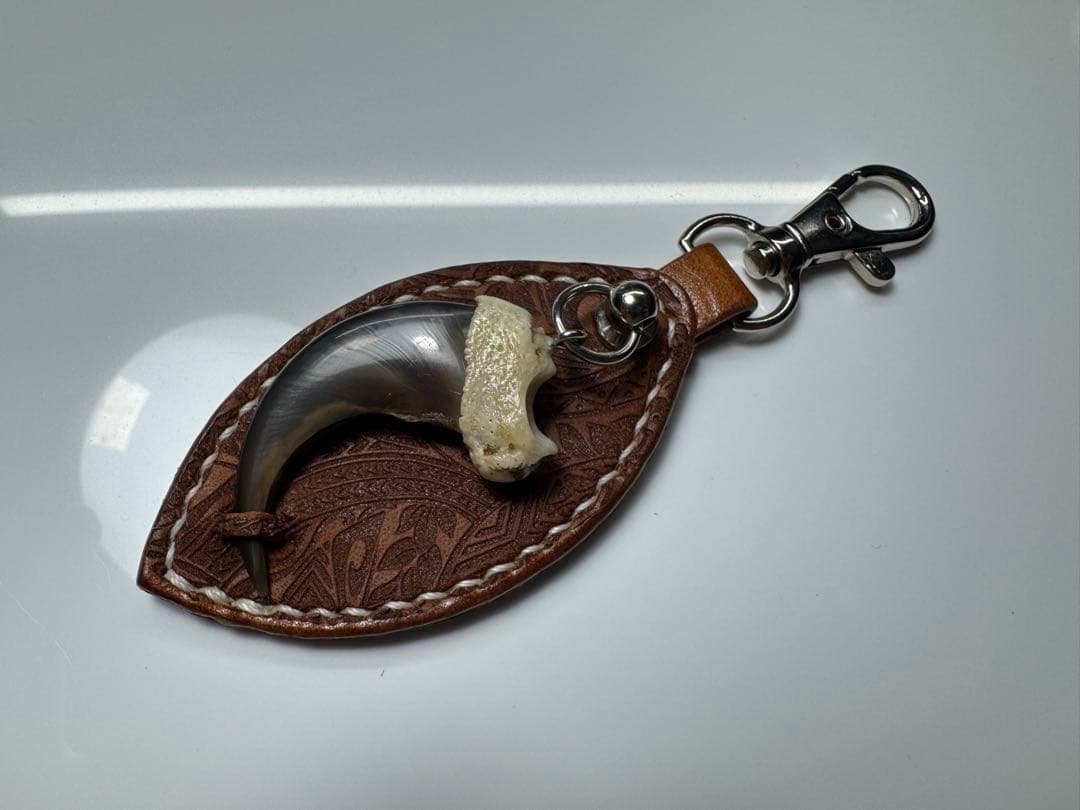 栃木レザーと熊爪のキーホルダー鱒デザイン