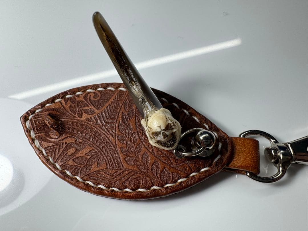 栃木レザーと熊爪のキーホルダー鱒デザイン