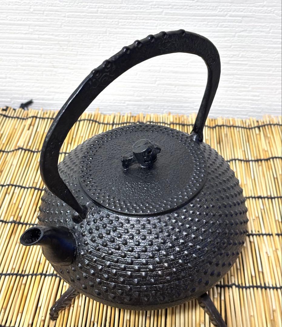 未使用品、栞付　南部成龍堂鋳造所　斎峰　及川光正造　宝珠形馬蹄鉉　南部鉄瓶　鉄瓶