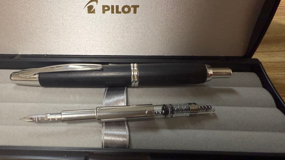 PILOT ・ パイロット万年筆 キャップレス 木軸 黒色 細字(F)