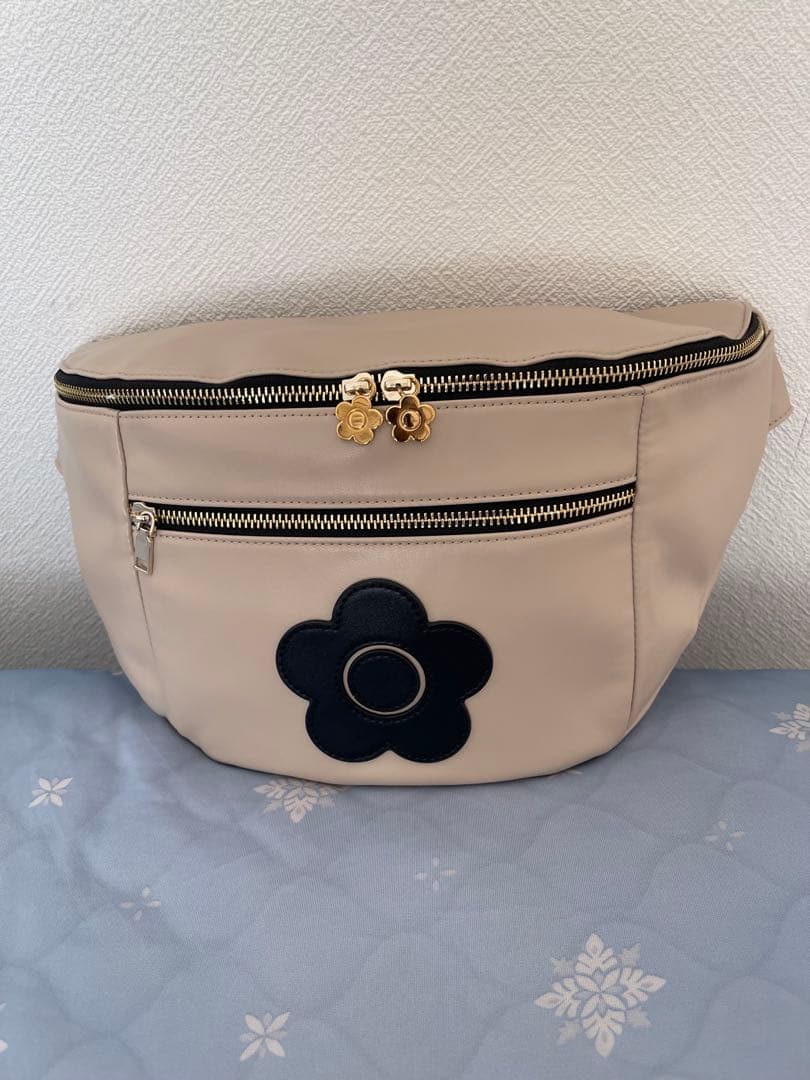 フロントポケットデイジーパッチ ボディバッグ（べージュ）マリークワント完売品