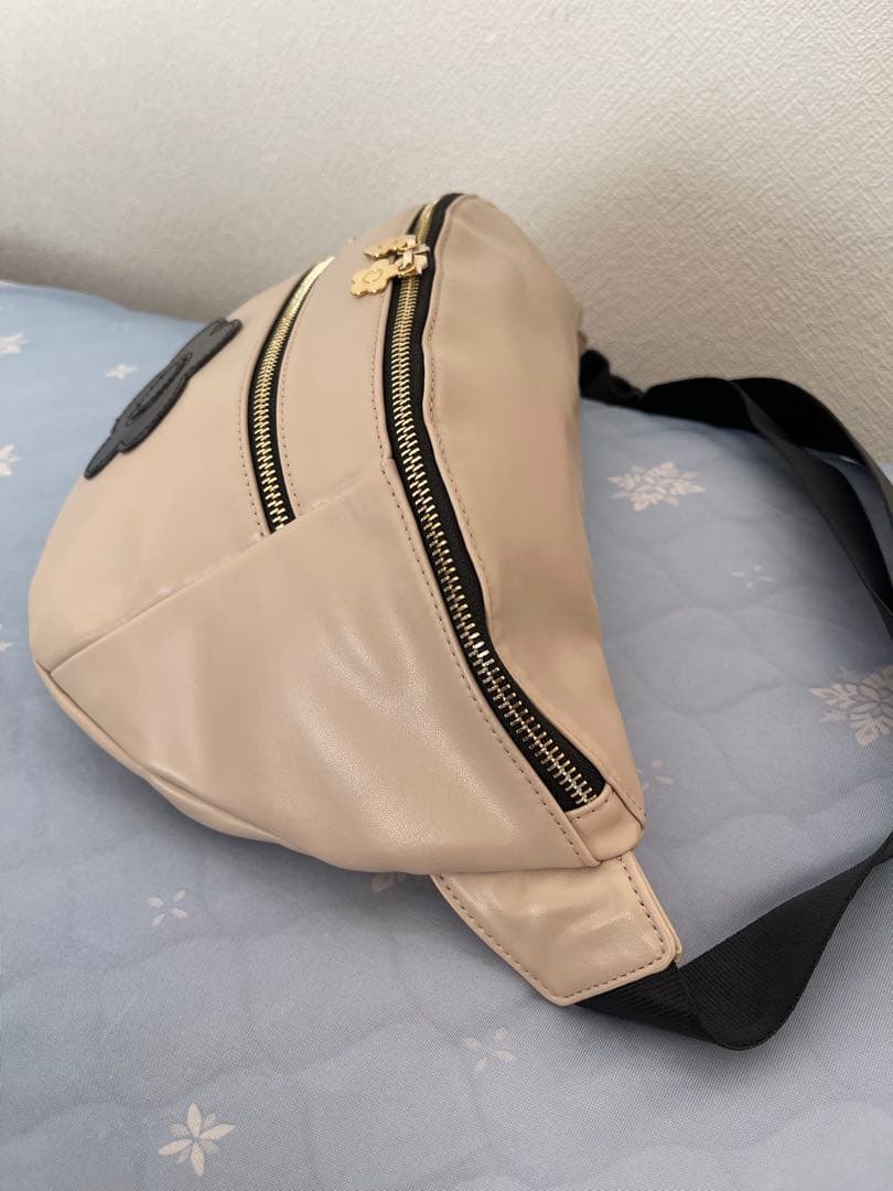 フロントポケットデイジーパッチ ボディバッグ（べージュ）マリークワント完売品