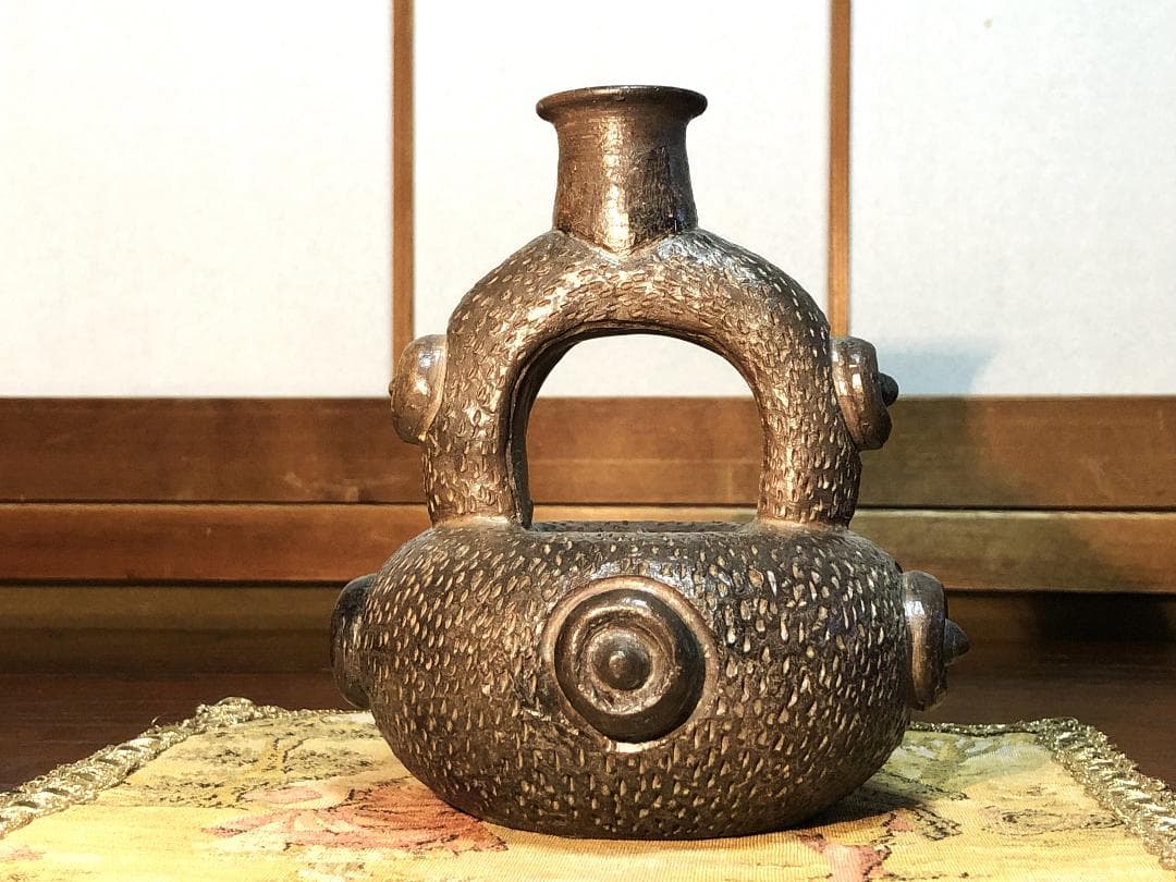 【 鐙形浮出文様注口壺 】　ペルー　チャビン土器