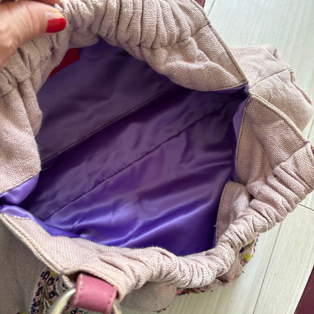 エトロの刺繍が素敵な麻のバックです。軽く使いやすいです。