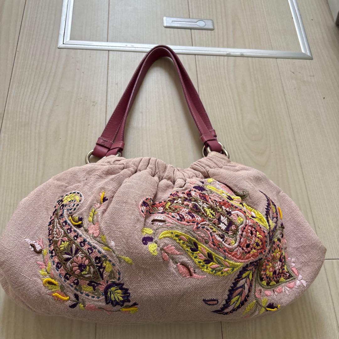 エトロの刺繍が素敵な麻のバックです。軽く使いやすいです。