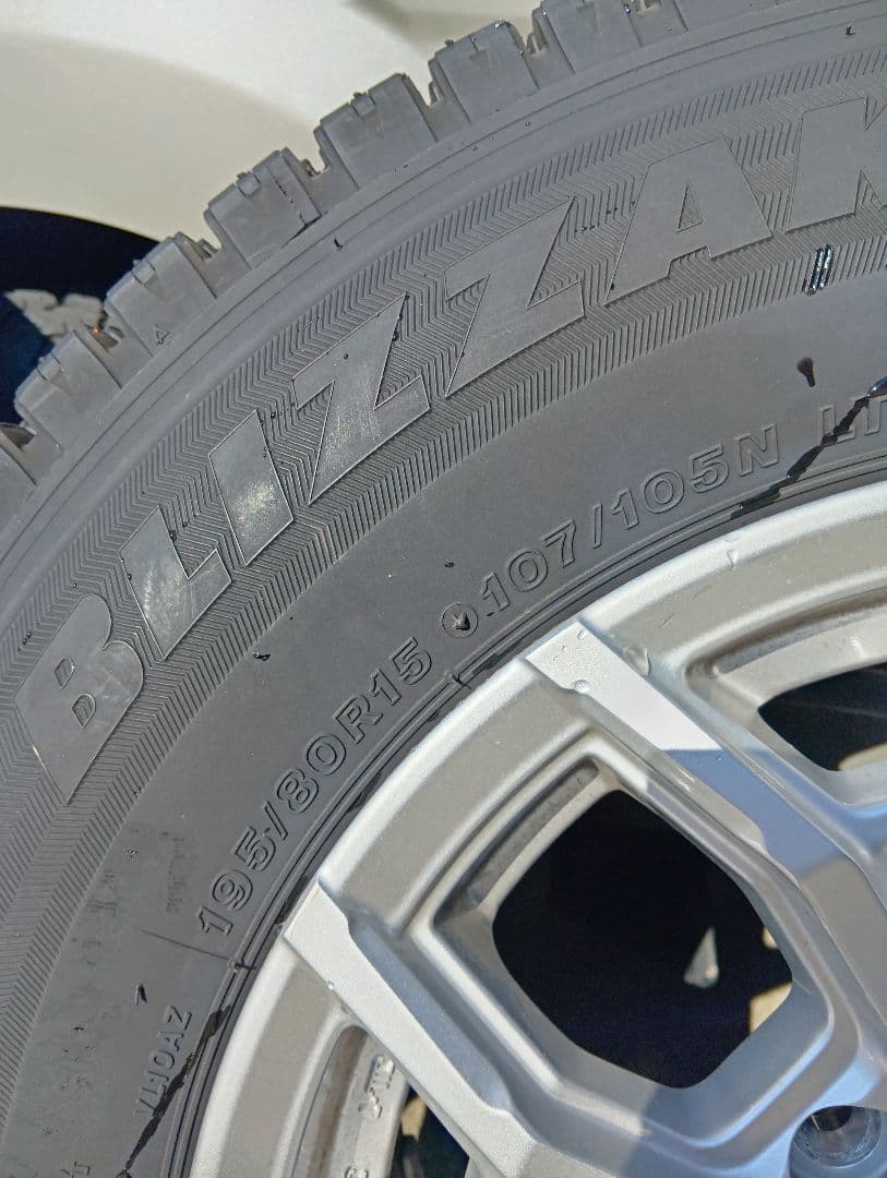 専用商品購入不可　美品ハイエース　バリ山　スタッドレス　ブリザック　発送不可