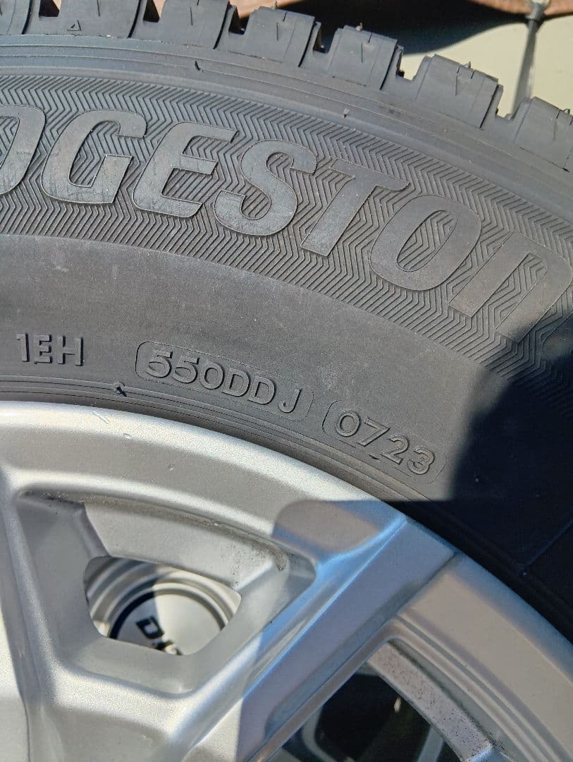 専用商品購入不可　美品ハイエース　バリ山　スタッドレス　ブリザック　発送不可