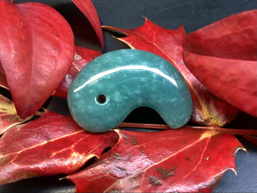 ✳糸魚川翡翠コン沢青緑色勾玉　希少数の幸運呼び込む吉祥*雪輪文様入り　鑑別書付‼️