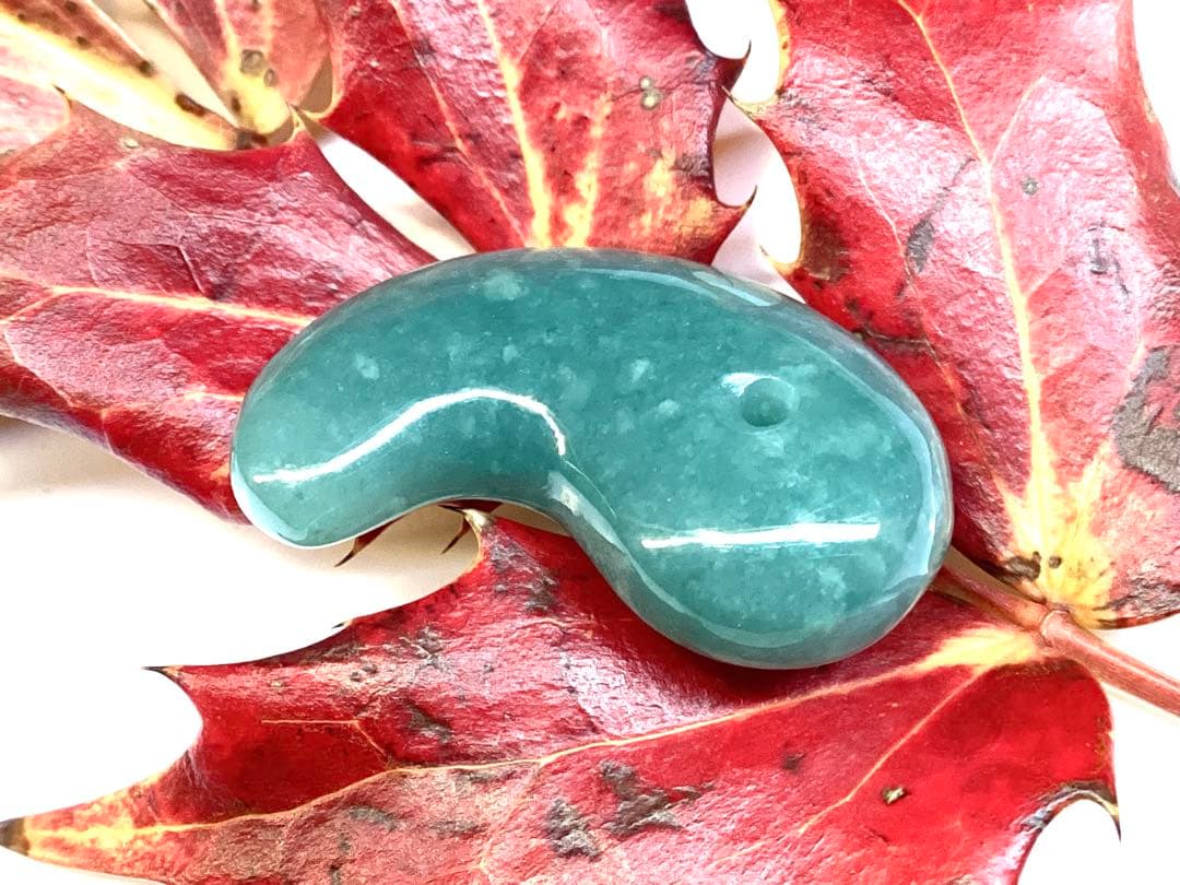 ✳糸魚川翡翠コン沢青緑色勾玉　希少数の幸運呼び込む吉祥*雪輪文様入り　鑑別書付‼️