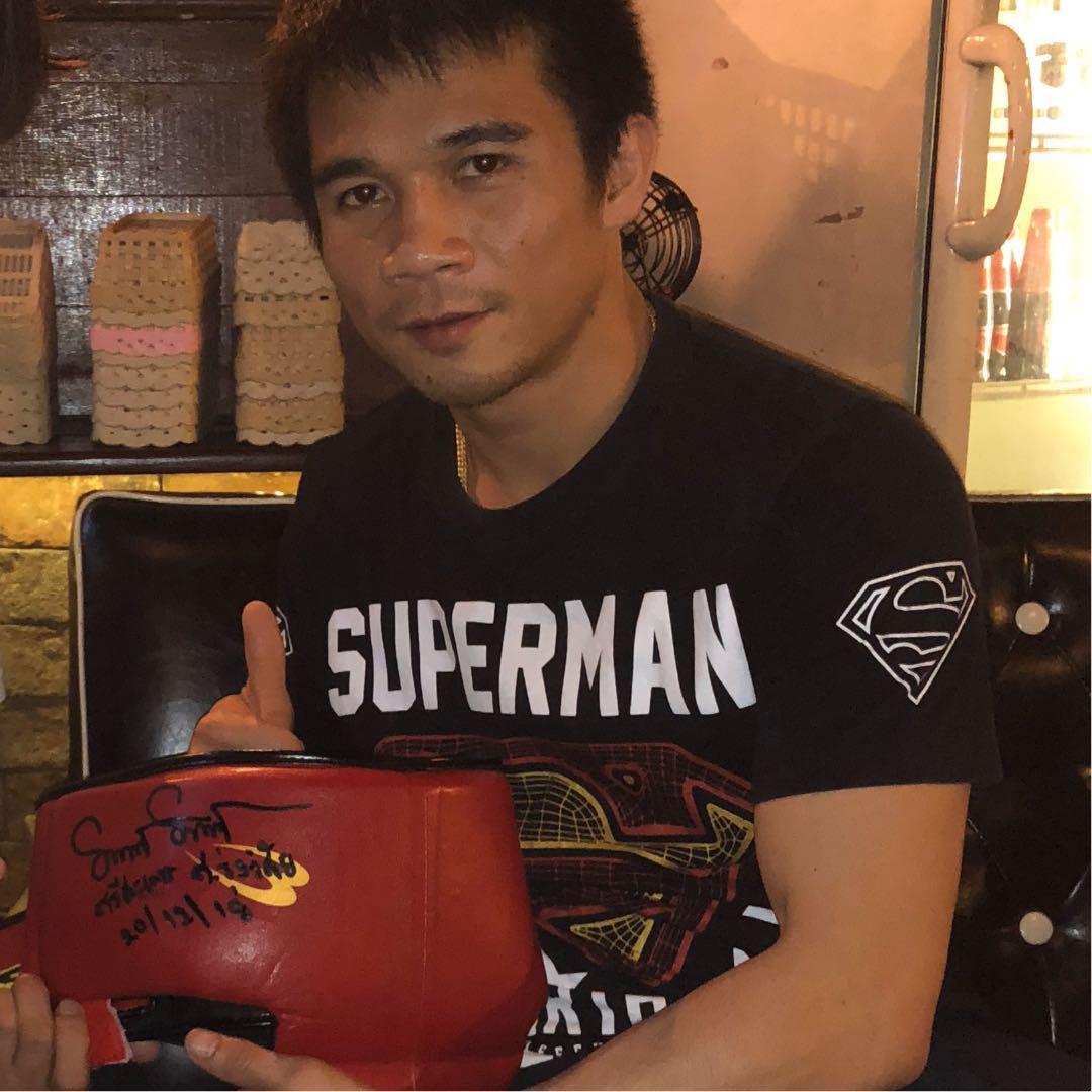 ボクシング世界チャンピオン、シーサケットの直筆サイン