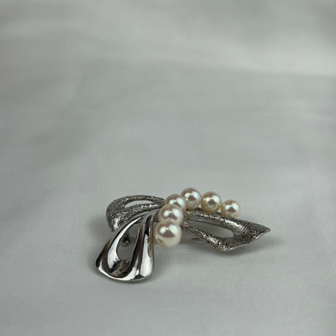 K182 ミキモト 6つのパール付き リボン ブローチ シルバー レディース