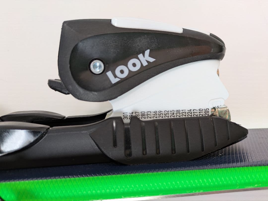 ダンゴ　スキー板〈ROSSIGNOLのExp-PRO〉