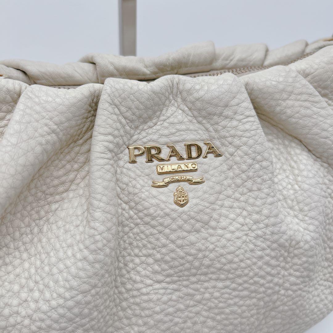 PRADA ワンハンドバッグ レザー ホワイト メタルロゴ ハーフムーン