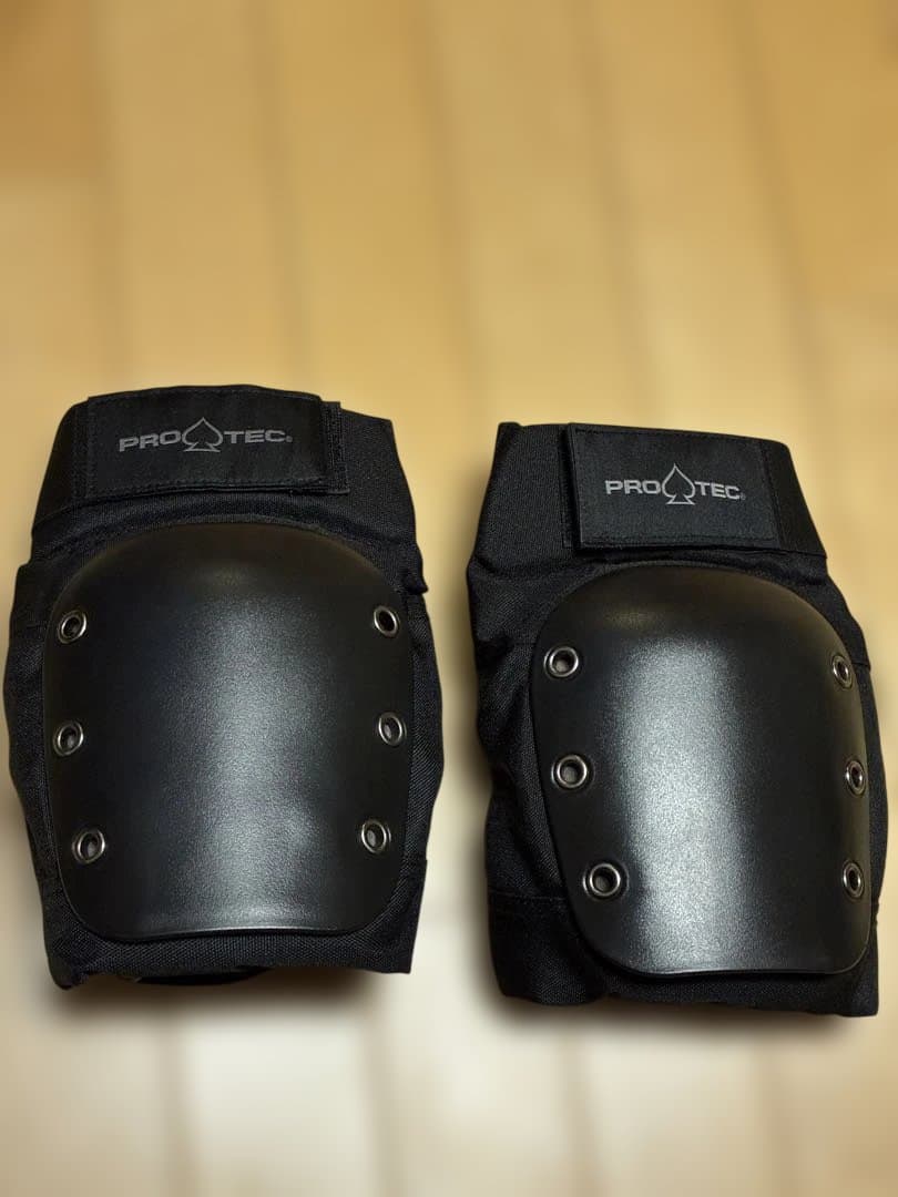 THREE WEATHER スケボーセット　ヘルメット　ニープロテクター