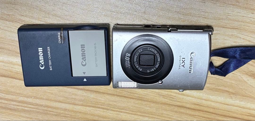 Canon IXY コンパクトデジタルカメラ 本体と充電器