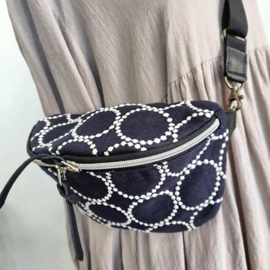 ミナペルホネン/tambourine タンバリンネイビー×白/ボディーバッグ黒
