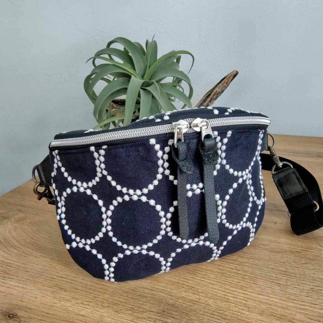 ミナペルホネン/tambourine タンバリンネイビー×白/ボディーバッグ黒