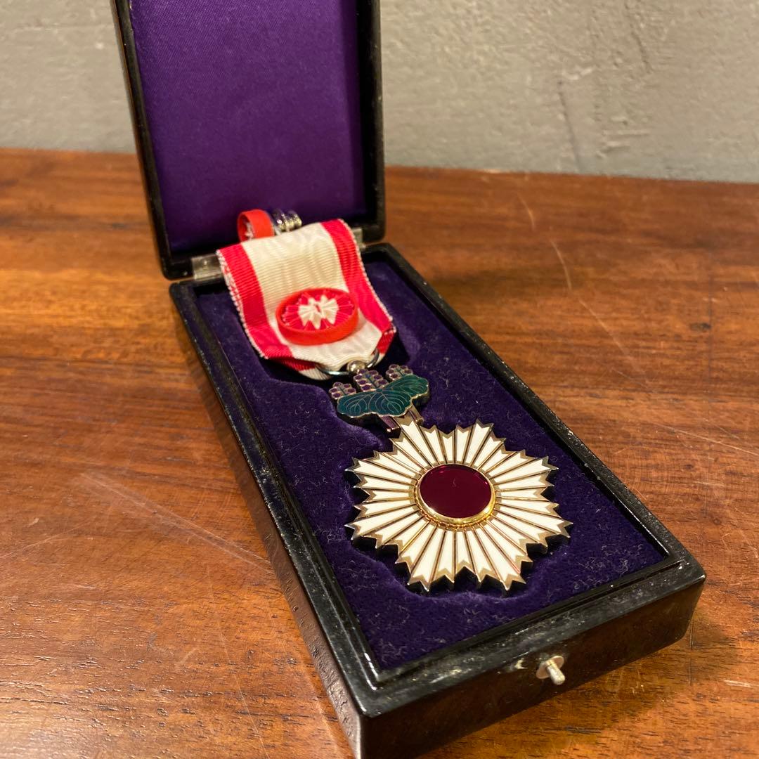 稀少 勲四等旭日小綬章 骨董品 ケース付き バッジ コレクション ミリタリー