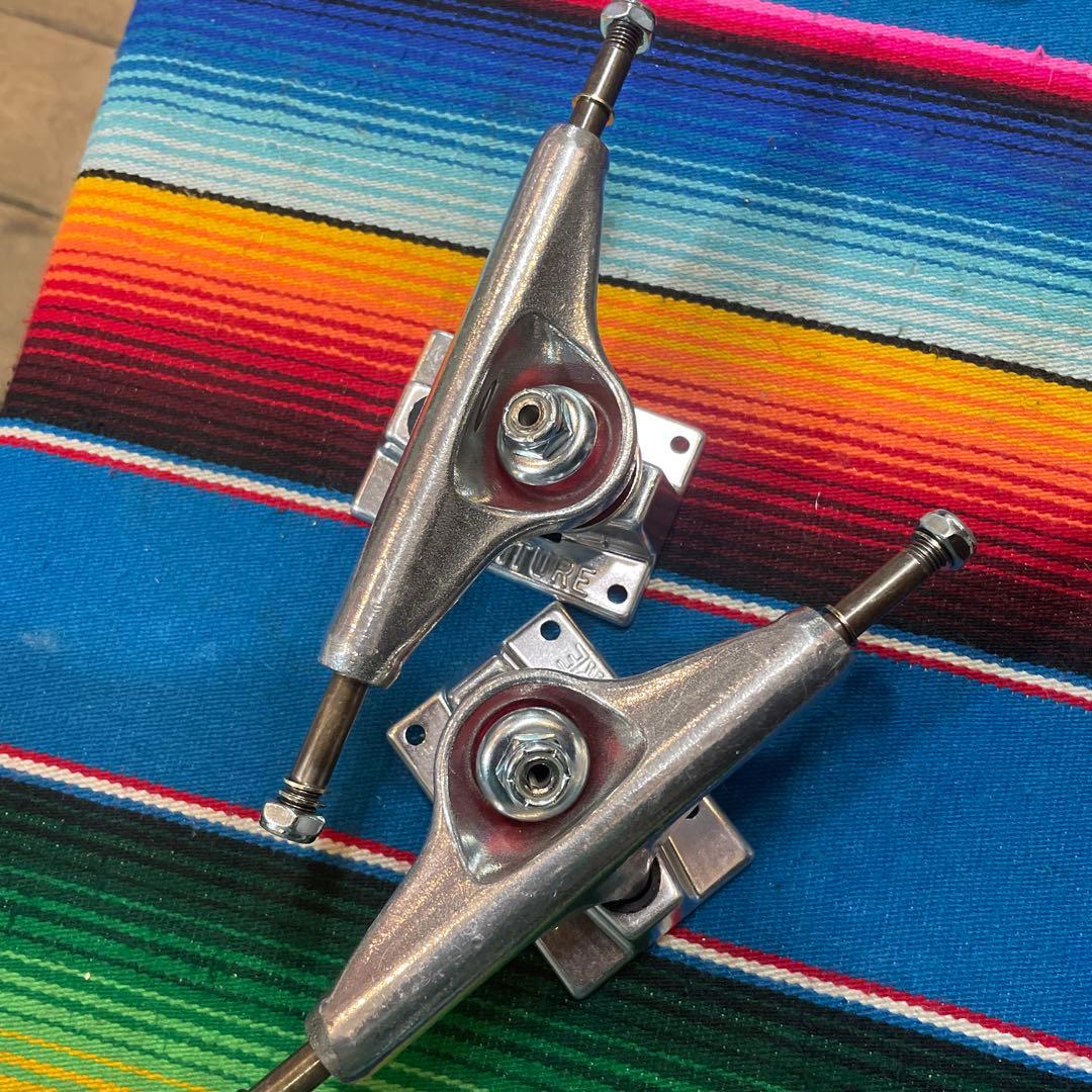 ベンチャーventure スケボートラック　5.0LOW 軽量モデル